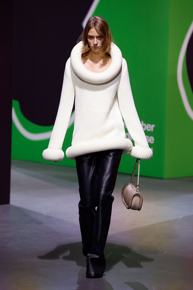 JW_Anderson_AW23_Womenswear_002.width-640_oeOIQk4rMIgkckQF.jpg