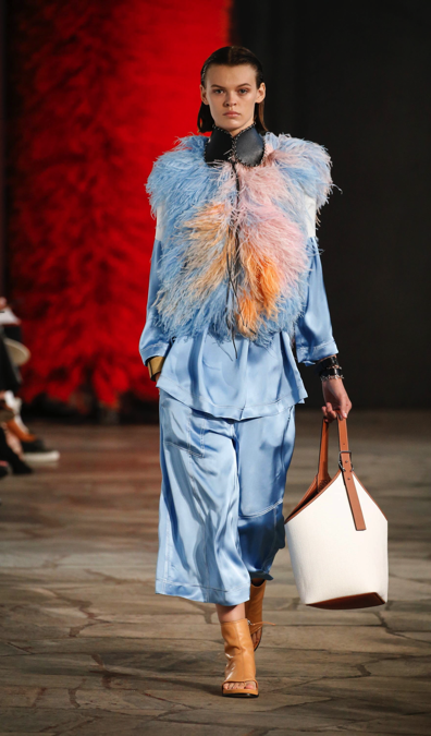 Loewe-SS19-Runway-Looks.png