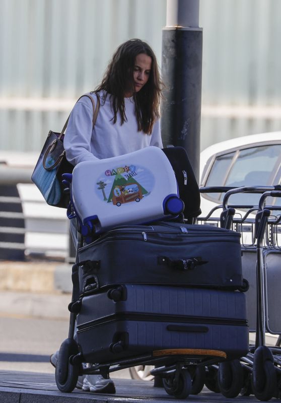 alicia-vikander-leaves-barcelona-04-24-2023-6_thumbnail.jpg