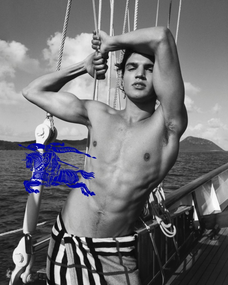 Burberry-Summer-Courtesy-of-Burberry_Tyrone-Lebon18.jpeg
