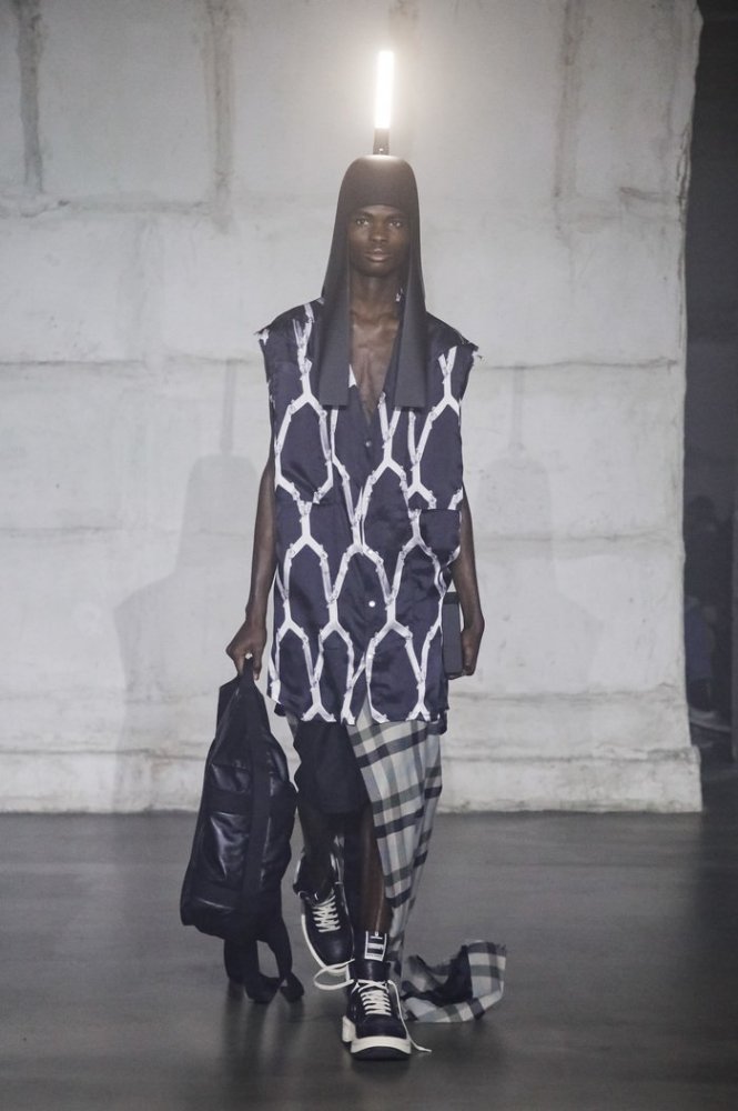collections_cover_Rick-Owens-Men-FW22-Paris-17.JPG