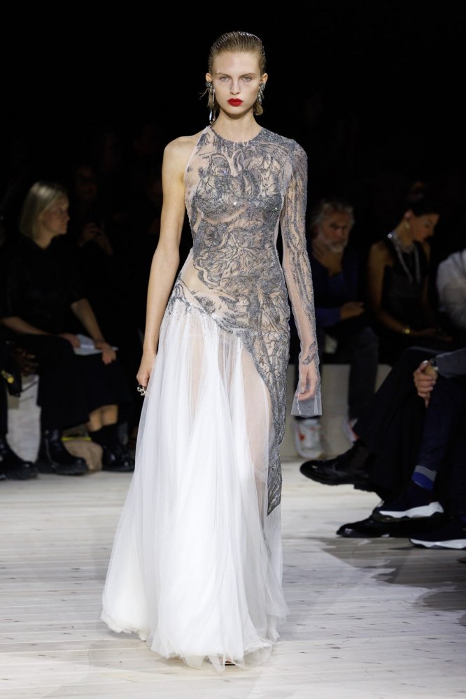 Alexander_McQueen_RTW_SS24_44.jpg