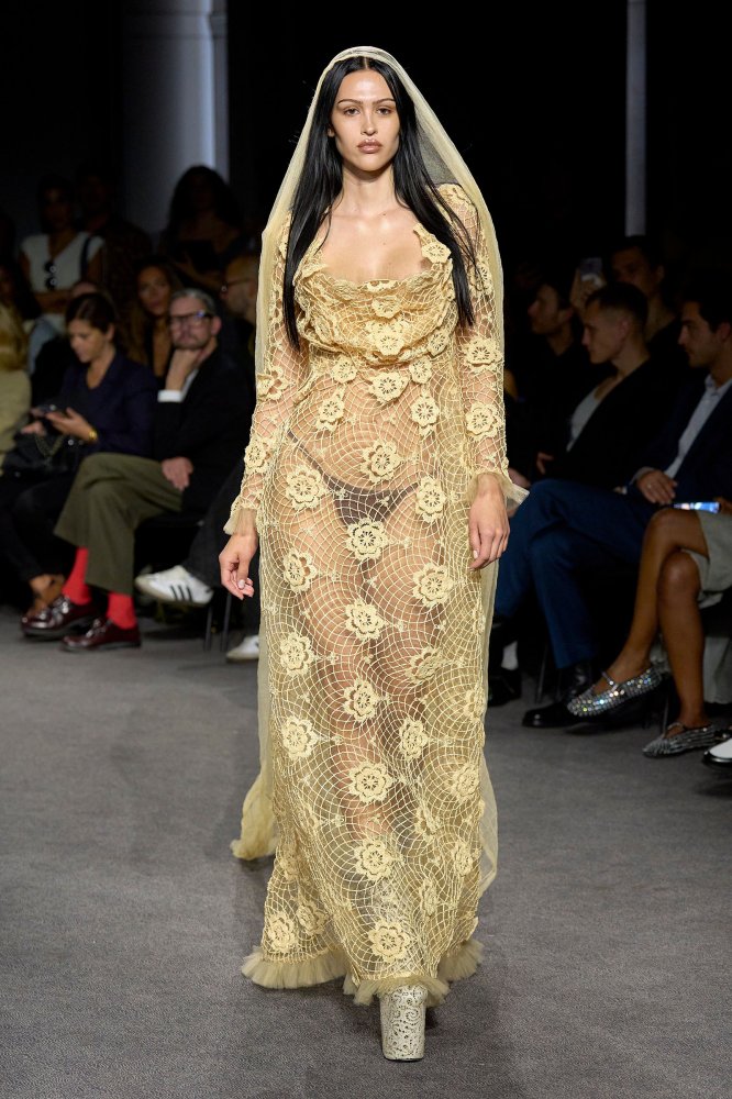 00030-andreas-kronthaler-for-vivienne-westwood-spring-2024-ready-to-wear-credit-gorunway 拷貝.jpg