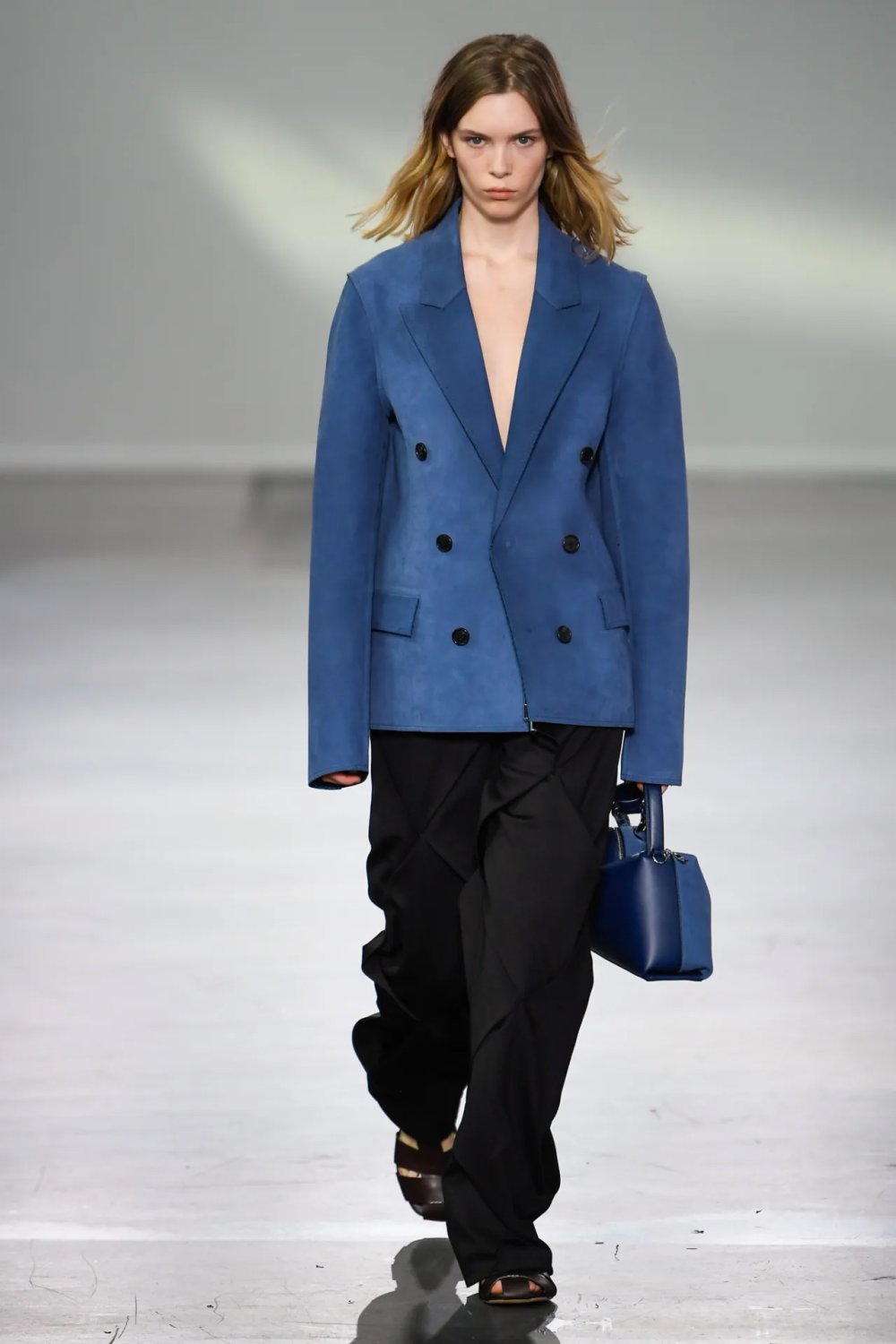 j-w-anderson-rtw-ss-24-lfw-2.jpg j-w-anderson-rtw-ss-24-lfw-2.jpg