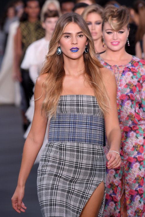 stefanie-giesinger-walks-l-oreal-show-pfw-in-paris-10-01-2017-0.jpg