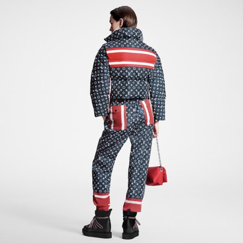 路易威登-三色-monogram-羽絨外套-時裝系列--FQOW16CYA651_PM1_Ambiance view 拷貝.jpg 路易威登-三色-monogram-羽絨外套-時裝系列--FQOW16CYA651_PM1_Ambiance view 拷貝.jpg