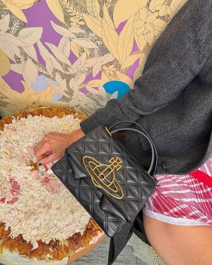 Vivienne-Westwood-Sibyl-bag-fall-2023-ad-campaign-the-impression-004.jpg
