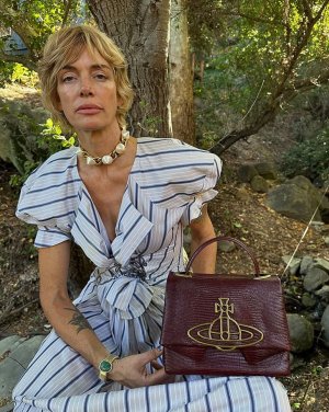 Vivienne-Westwood-Sibyl-bag-fall-2023-ad-campaign-the-impression-010.jpg