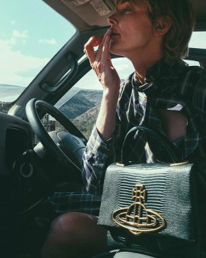 Vivienne-Westwood-Sibyl-bag-fall-2023-ad-campaign-the-impression-005.jpg