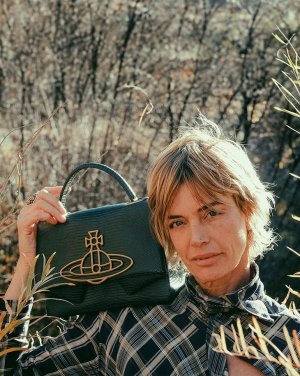 Vivienne-Westwood-Sibyl-bag-fall-2023-ad-campaign-the-impression-008.jpg