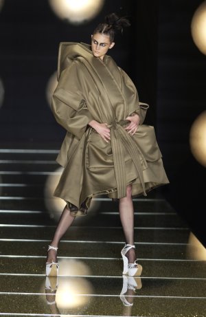 Christian+Dior+Fall+2002+qUgA6eJQSKvx.jpg