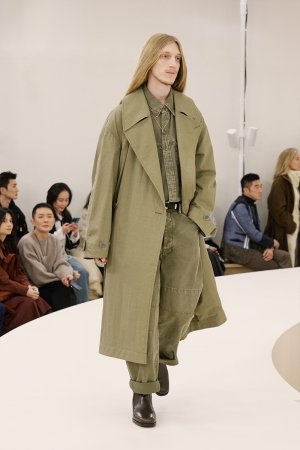https___hypebeast.com_image_2024_01_lemaire-fall-winter-2024-menswear-paris-fashion-week-runwa...jpg