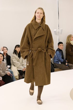 https___hypebeast.com_image_2024_01_lemaire-fall-winter-2024-menswear-paris-fashion-week-runwa...jpg
