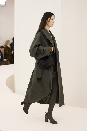 https___hypebeast.com_image_2024_01_lemaire-fall-winter-2024-menswear-paris-fashion-week-runwa...jpg