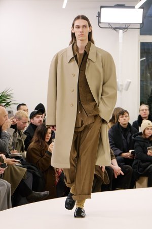 https___hypebeast.com_image_2024_01_lemaire-fall-winter-2024-menswear-paris-fashion-week-runwa...jpg