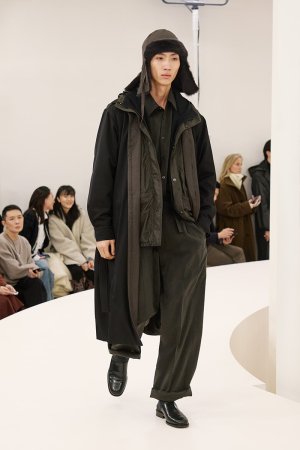 https___hypebeast.com_image_2024_01_lemaire-fall-winter-2024-menswear-paris-fashion-week-runwa...jpg