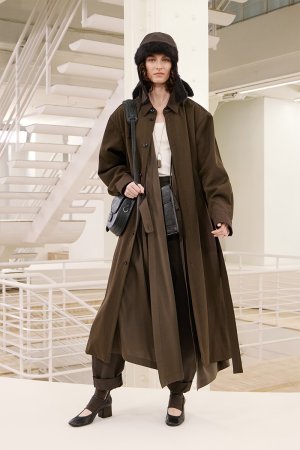 https___hypebeast.com_image_2024_01_lemaire-fall-winter-2024-menswear-paris-fashion-week-runwa...jpg