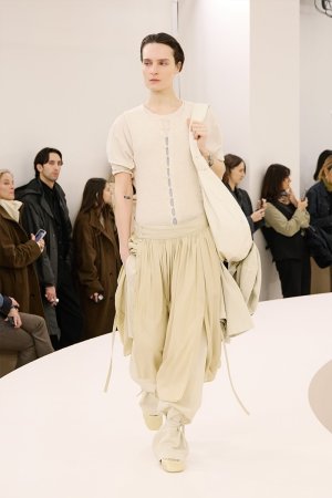 https___hypebeast.com_image_2024_01_lemaire-fall-winter-2024-menswear-paris-fashion-week-runwa...jpg
