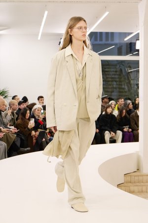 https___hypebeast.com_image_2024_01_lemaire-fall-winter-2024-menswear-paris-fashion-week-runwa...jpg