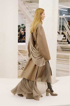 https___hypebeast.com_image_2024_01_lemaire-fall-winter-2024-menswear-paris-fashion-week-runwa...jpg