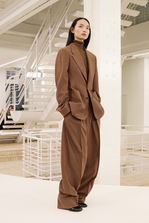 https___hypebeast.com_image_2024_01_lemaire-fall-winter-2024-menswear-paris-fashion-week-runwa...jpg