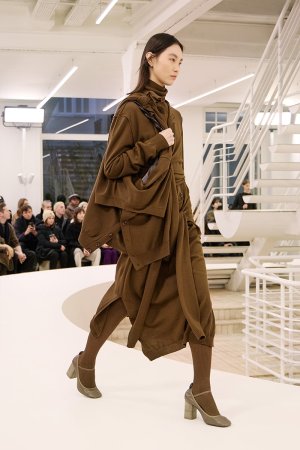 https___hypebeast.com_image_2024_01_lemaire-fall-winter-2024-menswear-paris-fashion-week-runwa...jpg