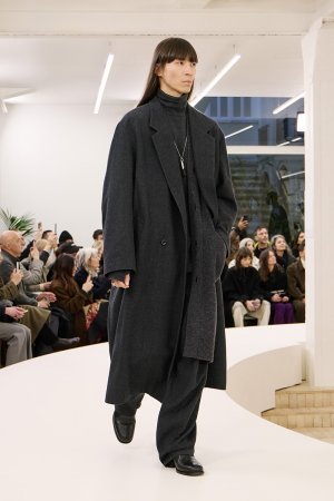 https___hypebeast.com_image_2024_01_lemaire-fall-winter-2024-menswear-paris-fashion-week-runwa...jpg