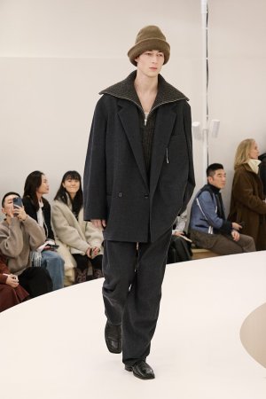 https___hypebeast.com_image_2024_01_lemaire-fall-winter-2024-menswear-paris-fashion-week-runwa...jpg