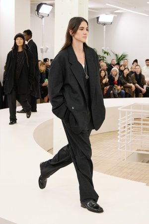 https___hypebeast.com_image_2024_01_lemaire-fall-winter-2024-menswear-paris-fashion-week-runwa...jpg