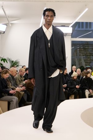 https___hypebeast.com_image_2024_01_lemaire-fall-winter-2024-menswear-paris-fashion-week-runwa...jpg