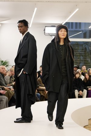 https___hypebeast.com_image_2024_01_lemaire-fall-winter-2024-menswear-paris-fashion-week-runwa...jpg