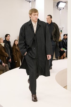 https___hypebeast.com_image_2024_01_lemaire-fall-winter-2024-menswear-paris-fashion-week-runwa...jpg