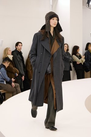 https___hypebeast.com_image_2024_01_lemaire-fall-winter-2024-menswear-paris-fashion-week-runwa...jpg