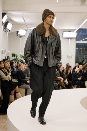 https___hypebeast.com_image_2024_01_lemaire-fall-winter-2024-menswear-paris-fashion-week-runwa...jpg