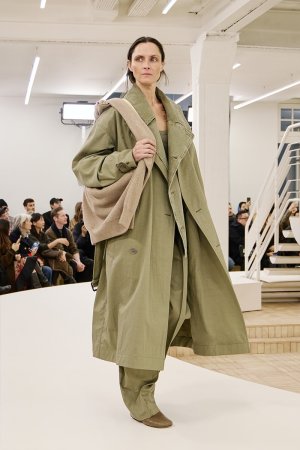 https___hypebeast.com_image_2024_01_lemaire-fall-winter-2024-menswear-paris-fashion-week-runwa...jpg