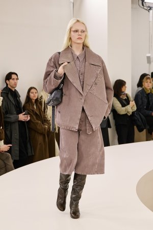 https___hypebeast.com_image_2024_01_lemaire-fall-winter-2024-menswear-paris-fashion-week-runwa...jpg