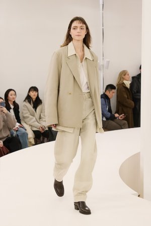 https___hypebeast.com_image_2024_01_lemaire-fall-winter-2024-menswear-paris-fashion-week-runwa...jpg