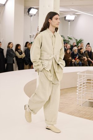 https___hypebeast.com_image_2024_01_lemaire-fall-winter-2024-menswear-paris-fashion-week-runwa...jpg