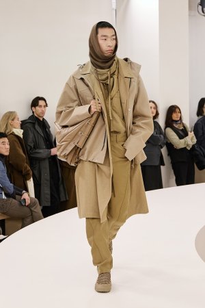 https___hypebeast.com_image_2024_01_lemaire-fall-winter-2024-menswear-paris-fashion-week-runwa...jpg