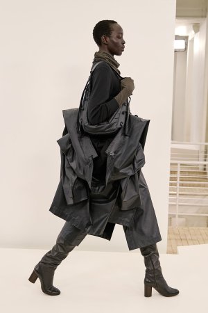 https___hypebeast.com_image_2024_01_lemaire-fall-winter-2024-menswear-paris-fashion-week-runwa...jpg