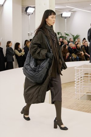 https___hypebeast.com_image_2024_01_lemaire-fall-winter-2024-menswear-paris-fashion-week-runwa...jpg