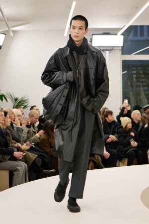 https___hypebeast.com_image_2024_01_lemaire-fall-winter-2024-menswear-paris-fashion-week-runwa...jpg