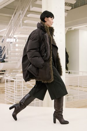 https___hypebeast.com_image_2024_01_lemaire-fall-winter-2024-menswear-paris-fashion-week-runwa...jpg