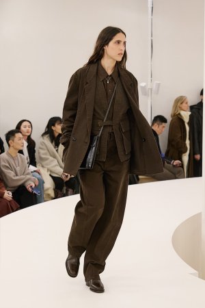 https___hypebeast.com_image_2024_01_lemaire-fall-winter-2024-menswear-paris-fashion-week-runwa...jpg