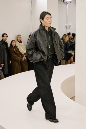 https___hypebeast.com_image_2024_01_lemaire-fall-winter-2024-menswear-paris-fashion-week-runwa...jpg