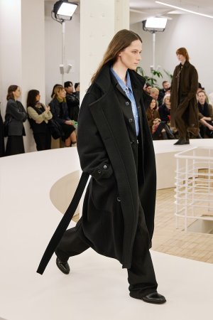 https___hypebeast.com_image_2024_01_lemaire-fall-winter-2024-menswear-paris-fashion-week-runwa...jpg