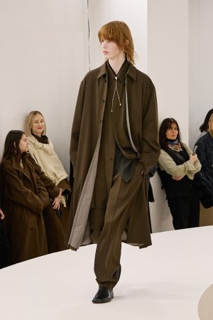 https___hypebeast.com_image_2024_01_lemaire-fall-winter-2024-menswear-paris-fashion-week-runwa...jpg