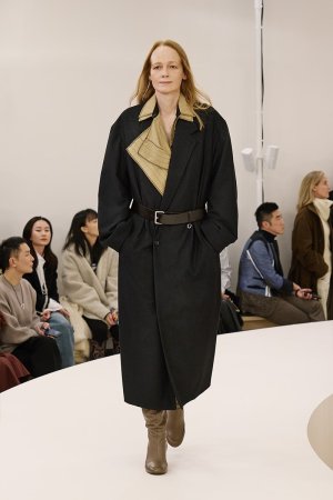 https___hypebeast.com_image_2024_01_lemaire-fall-winter-2024-menswear-paris-fashion-week-runwa...jpg