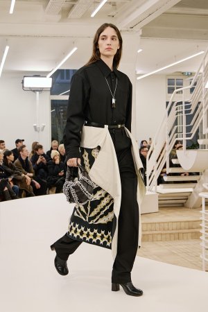 https___hypebeast.com_image_2024_01_lemaire-fall-winter-2024-menswear-paris-fashion-week-runwa...jpg