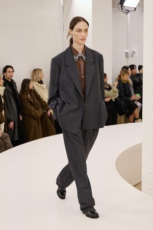https___hypebeast.com_image_2024_01_lemaire-fall-winter-2024-menswear-paris-fashion-week-runwa...jpg